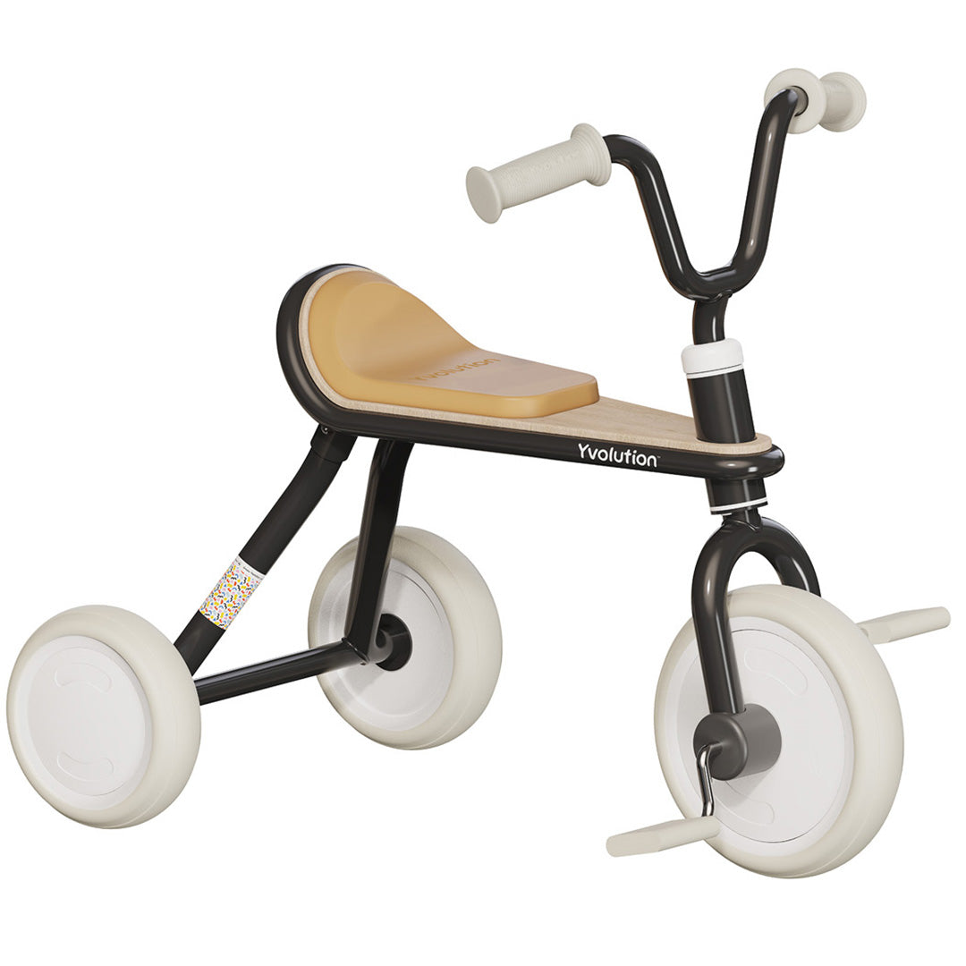Yvolution driewieler in zwart met beige zitting en wielen, schuin van voren gefotografeerd.
