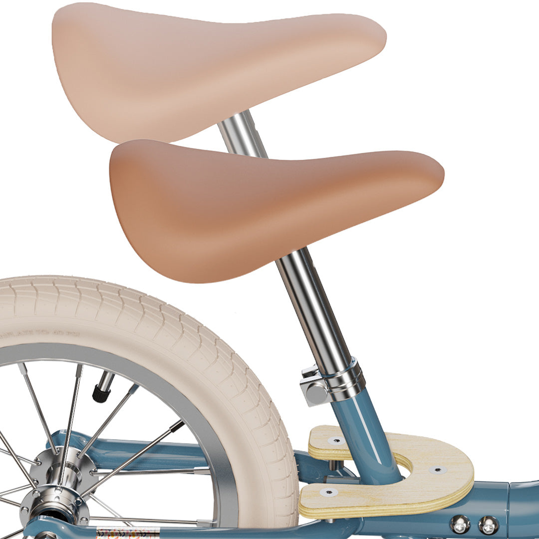 Detail van het verstelbare zadel van de Yvolution loopfiets.