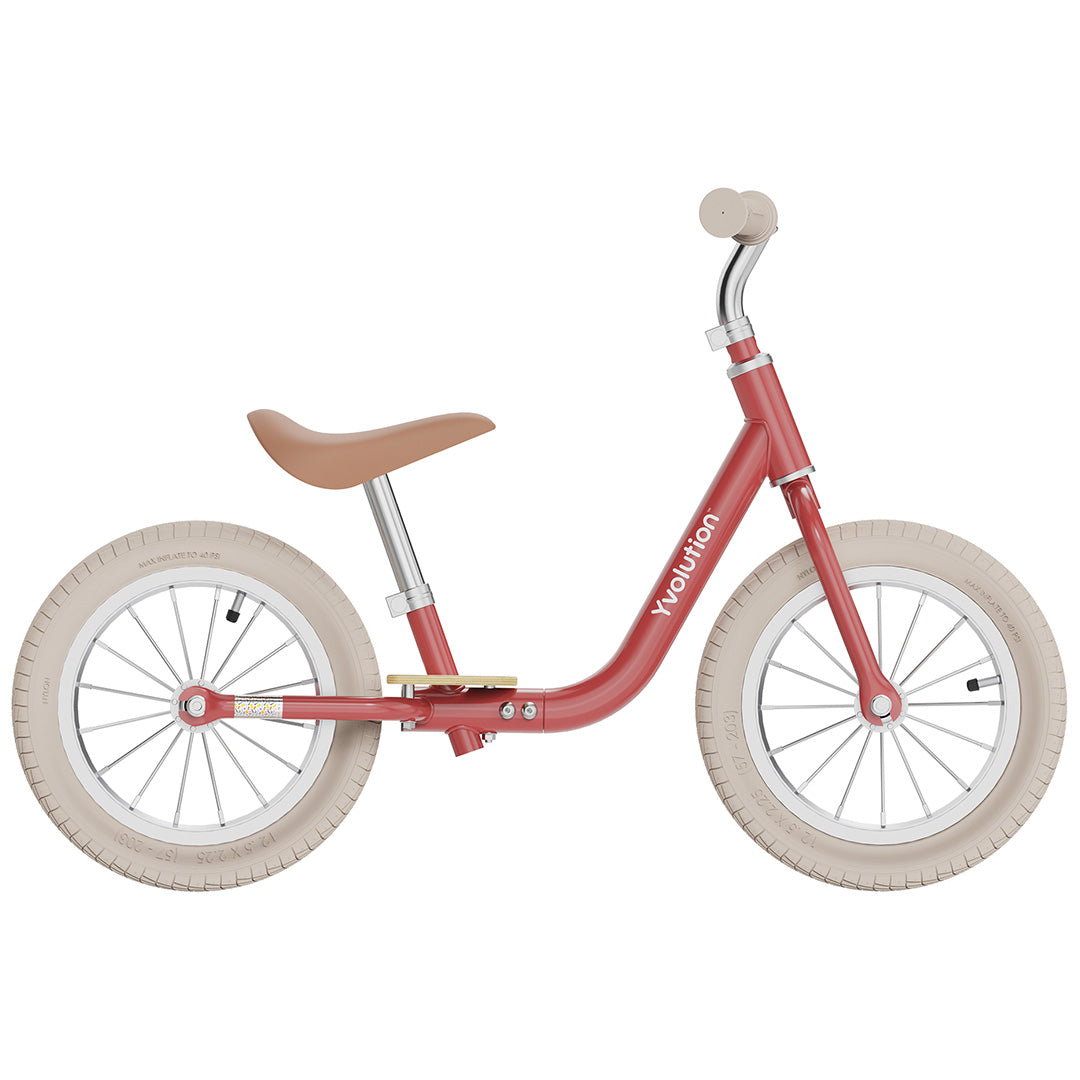 Yvolution rode loopfiets voor peuters met crèmekleurige banden en bruin zadel, van de zijkant.