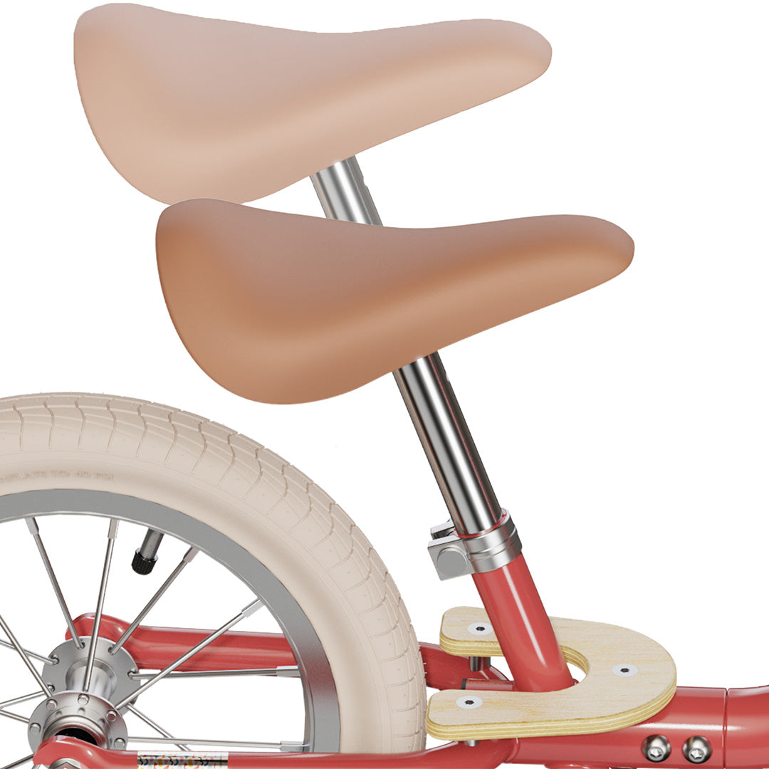 Detail van het verstelbare bruine zadel van de loopfiets.