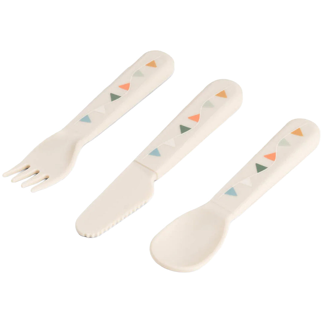 Done by Deer kinderbestekset met beige vork, mes en lepel met kleurrijke vlaggetjespatronen.