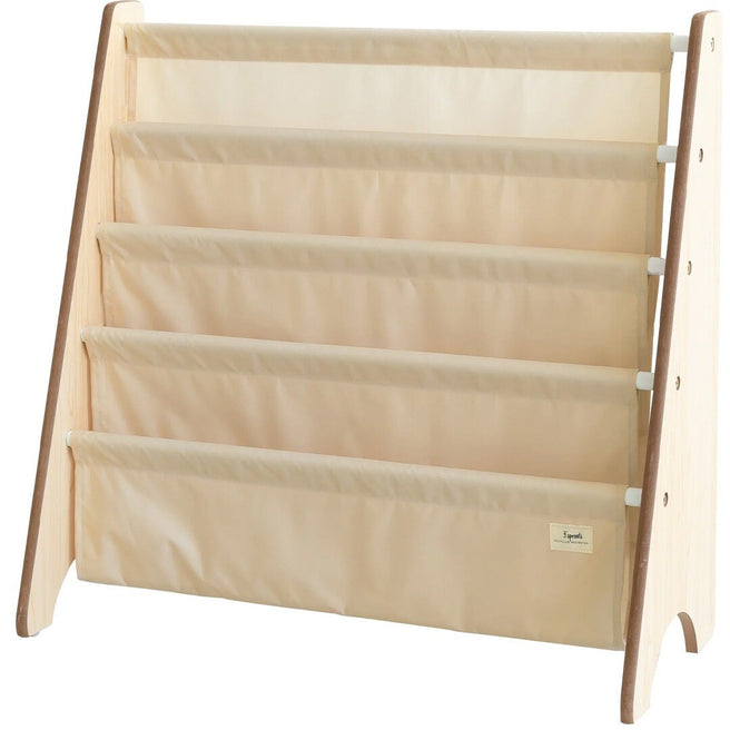 3 sprouts kinderboekenrek in beige met houten frame en stoffen opbergvakken.