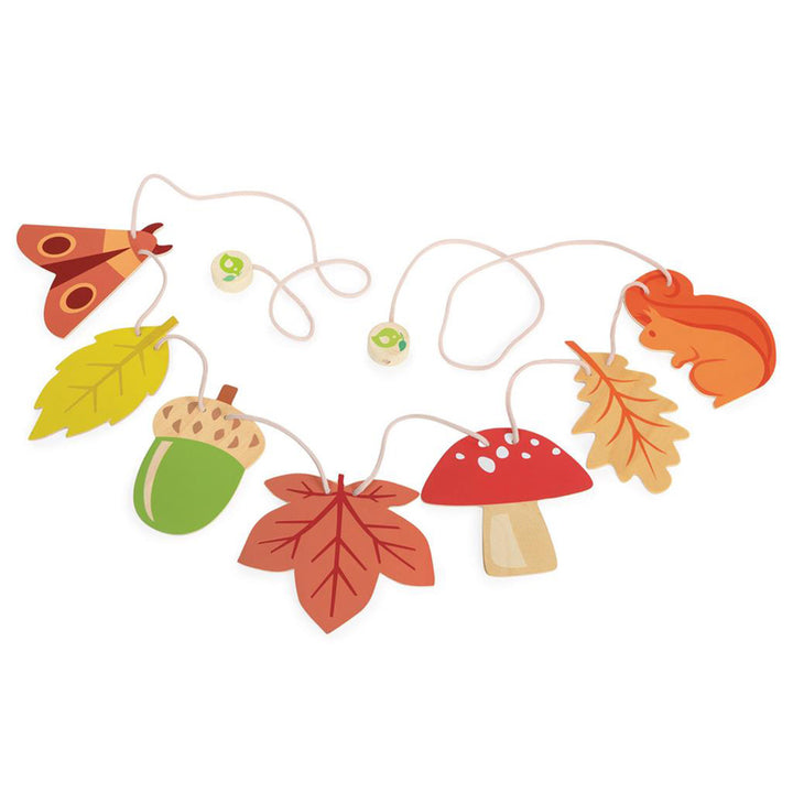 Tender Leaf Toys houten slinger met herfstthema, bestaande uit bladeren, een eikel, paddenstoel, vlinder en eekhoorn.