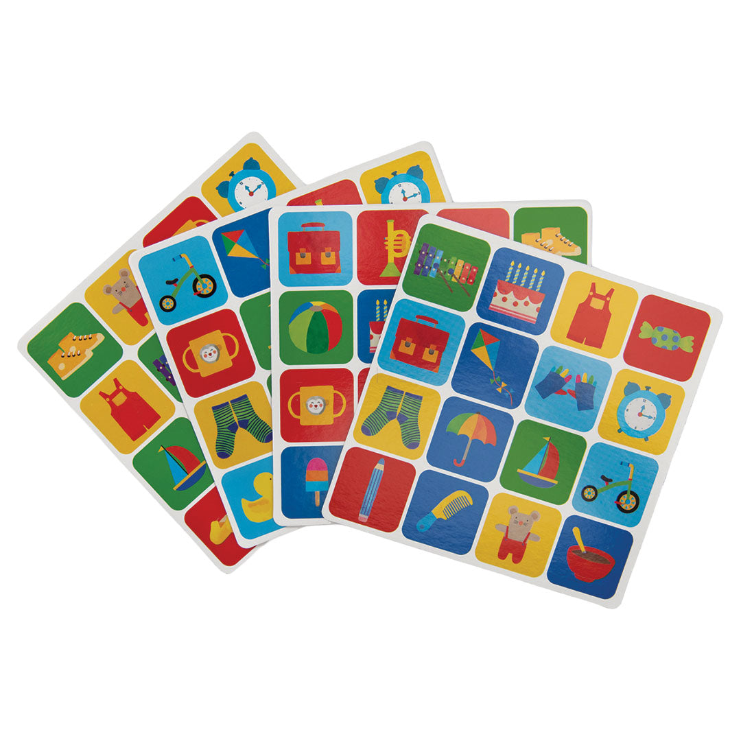 Meerdere vierkante speelkaarten van het Moulin Roty bingo spel met diverse kleurrijke illustraties van voorwerpen en dieren.