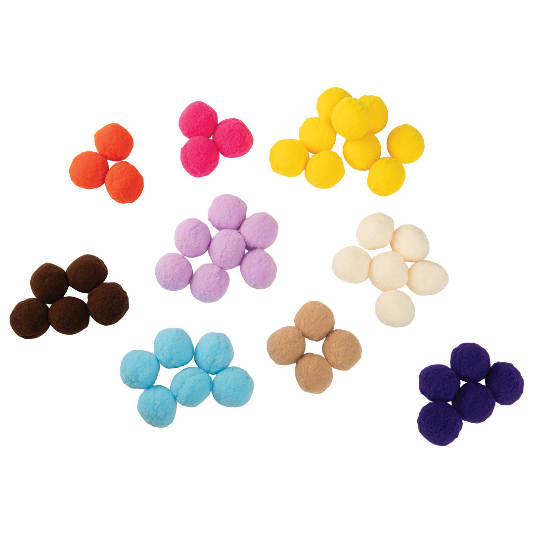 Diverse gekleurde pompoms in verschillende tinten, klaar om te knutselen.