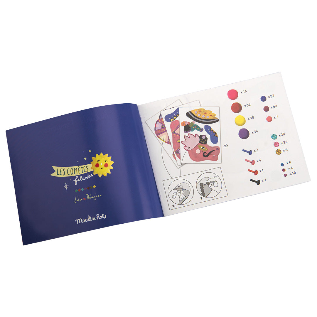 Een open instructieboekje van de knutselset met illustraties en een overzicht van de benodigde onderdelen.