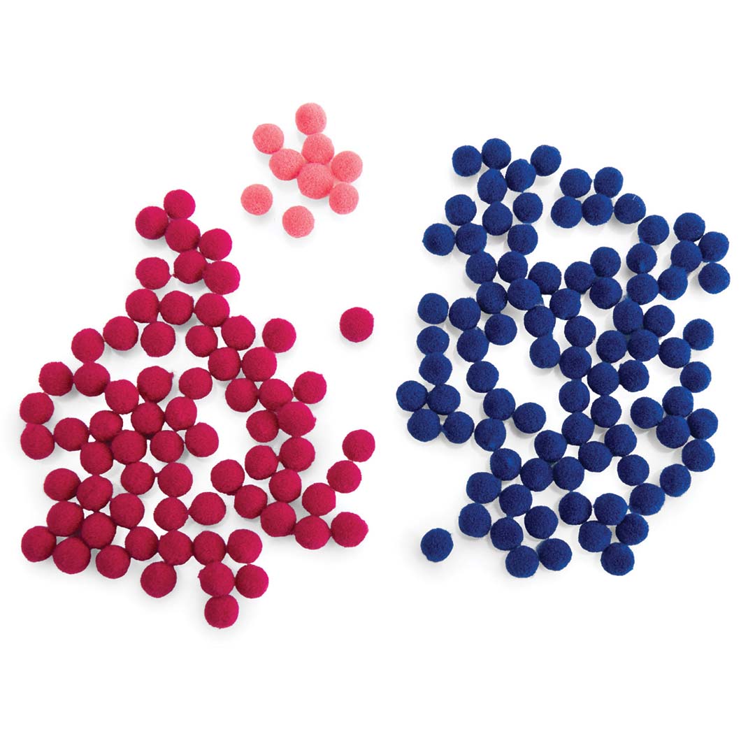 Stapels kleine, zachte pompoms in roze, rood en donkerblauw.