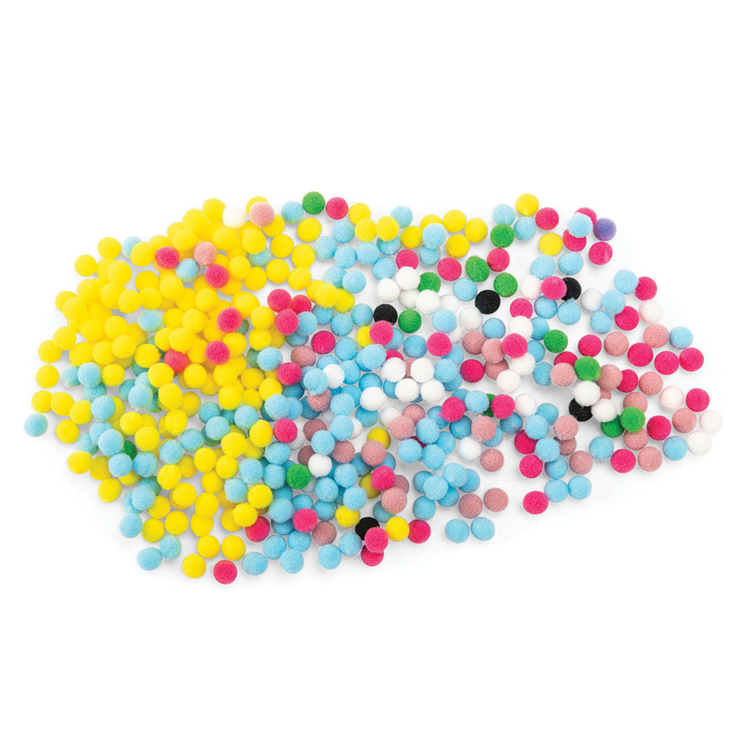 Een hoopje kleurrijke pompoms in verschillende maten en kleuren.