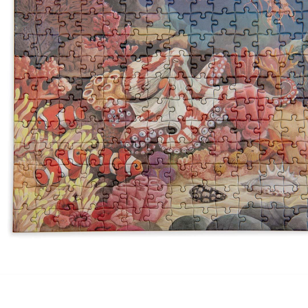Detail van de Moulin Roty legpuzzel met clownvissen en een octopus tussen het koraal.