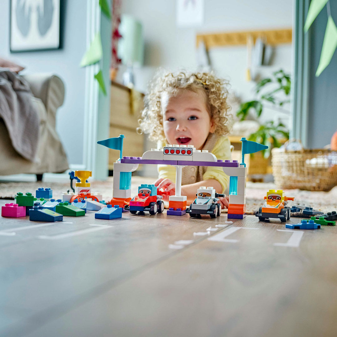 LEGO DUPLO stad f1 team racewagens en coureurs