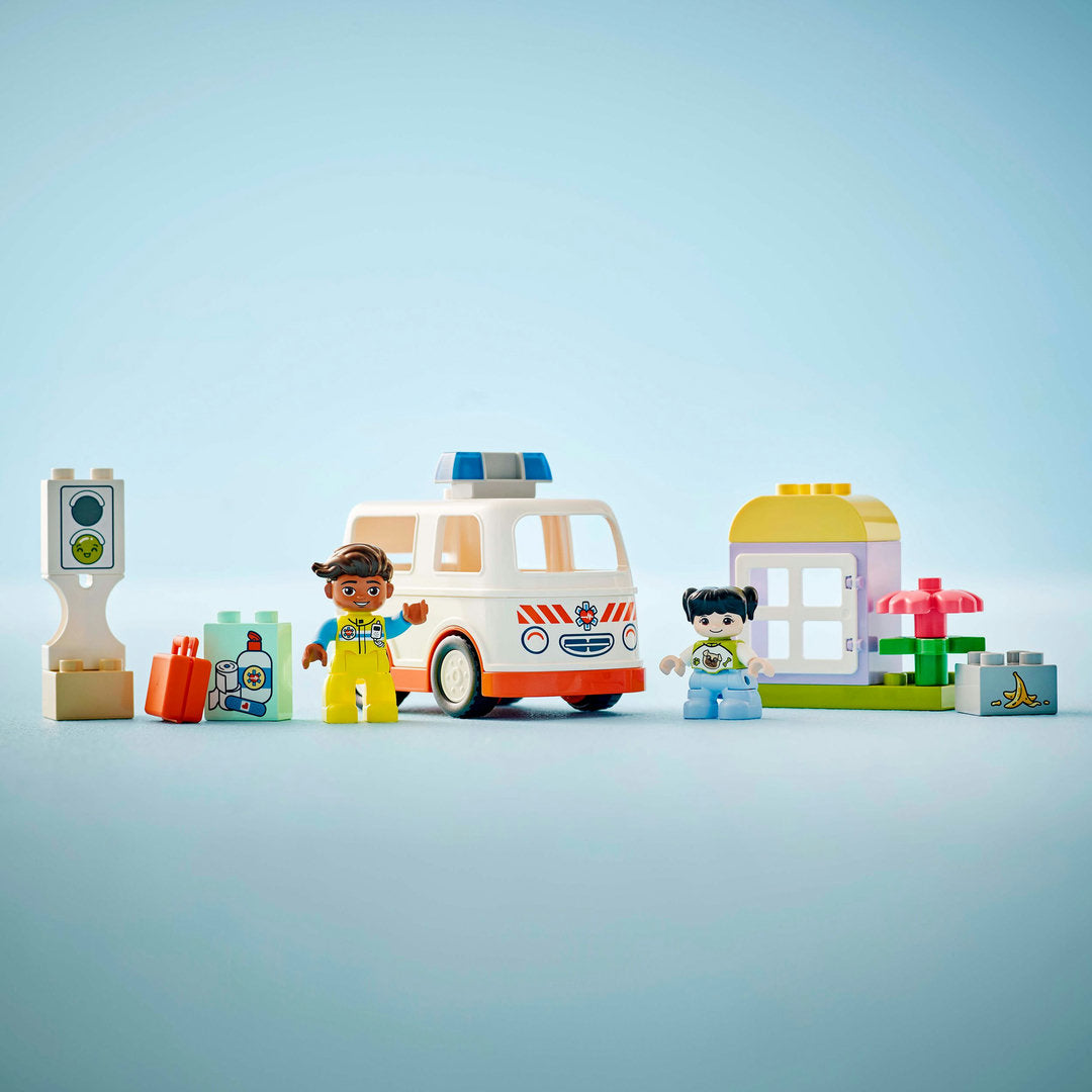LEGO DUPLO ambulance met chauffeur voor fantasiespel