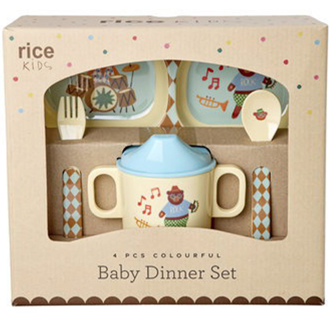Verpakking van het Rice kinderservies music band, met een drinkbeker, bord en bestek zichtbaar.