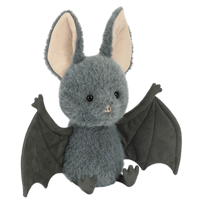 Jellycat pluchen vleermuis in grijs, zittend en naar voren kijkend.