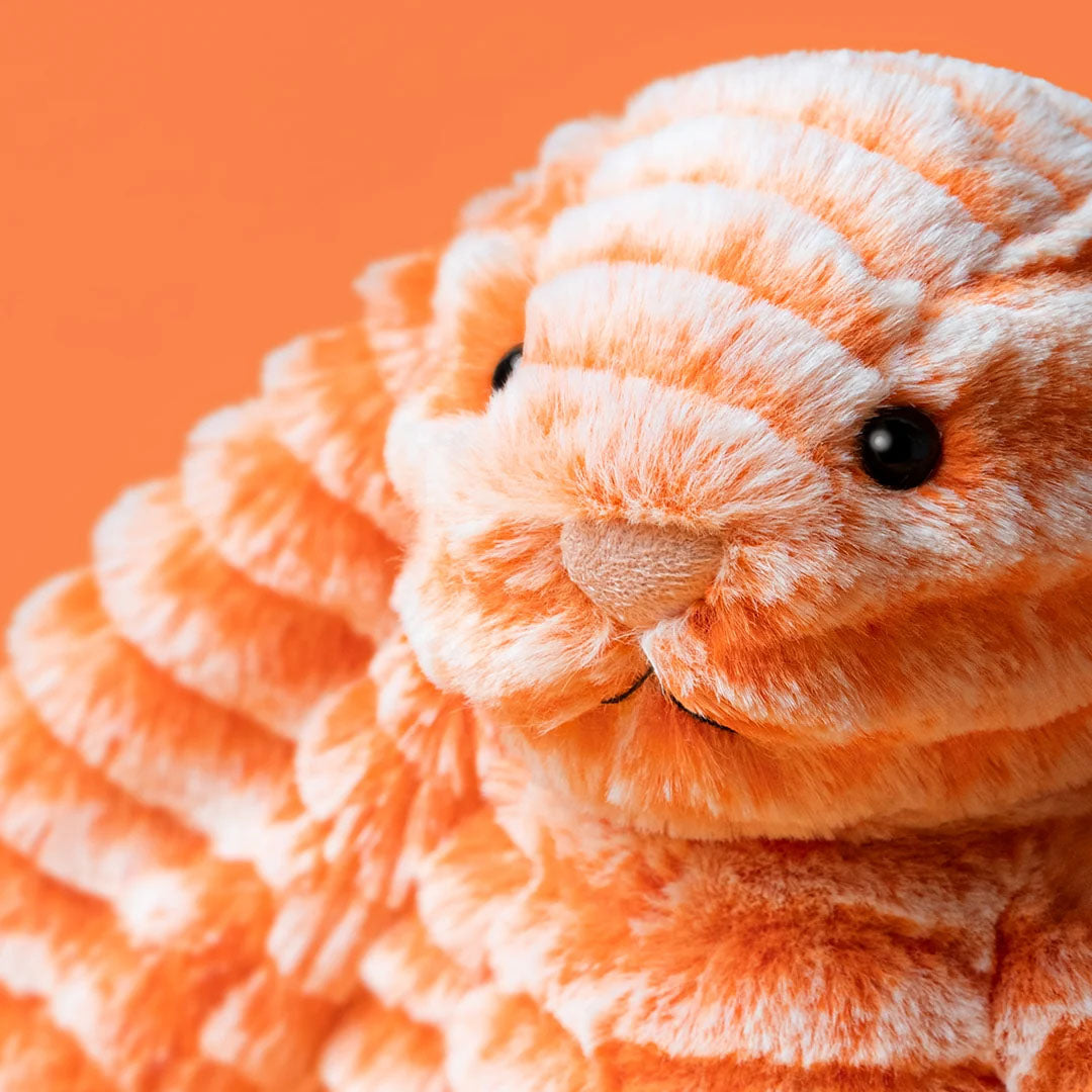 Detailfoto van de kop en het gestreepte lijf van het oranje Jellycat knuffelkonijn.