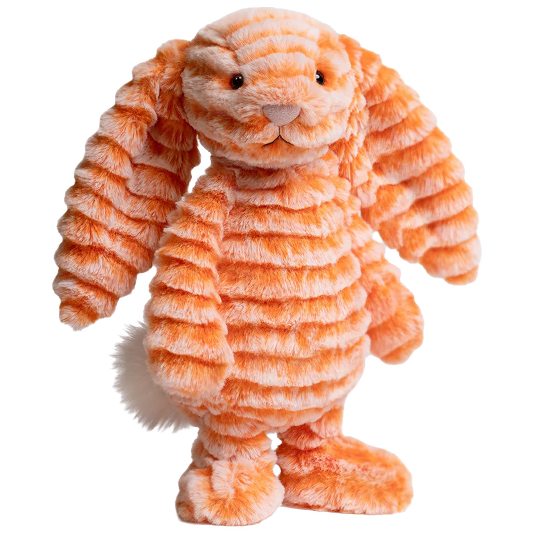 Jellycat knuffelkonijn met oranje en witte strepen, staand met een witte staart.
