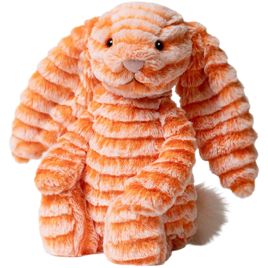 Jellycat knuffelkonijn met oranje en witte strepen, zittend met een witte staart.
