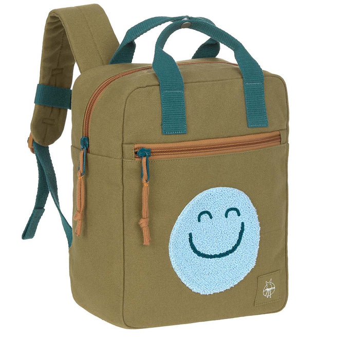 Lässig kleuterrugzak in olijfgroen met een lichtblauwe smiley op de voorkant.