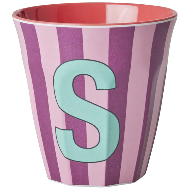 rice alfabetbeker met roze en paarse strepen en de letter S.
