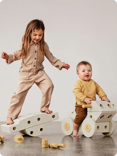 kinderen spelen met MODU modulaire bouwblokken