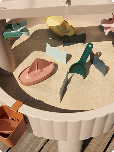 Liewood Sepp activiteitentafel met zand en speelgoed