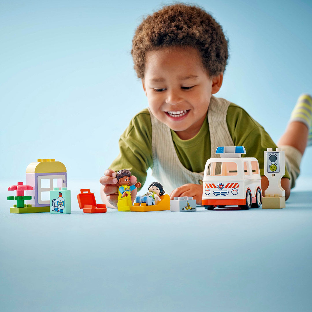 LEGO DUPLO ambulance met chauffeur voor fantasiespel