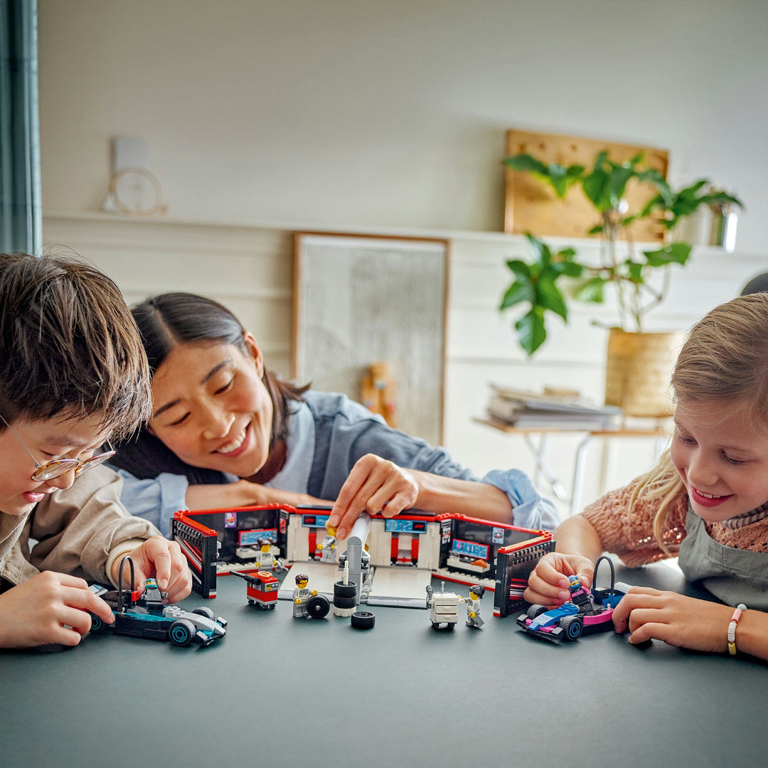 LEGO city f1 garage met mercedes-amg en alpine auto's
