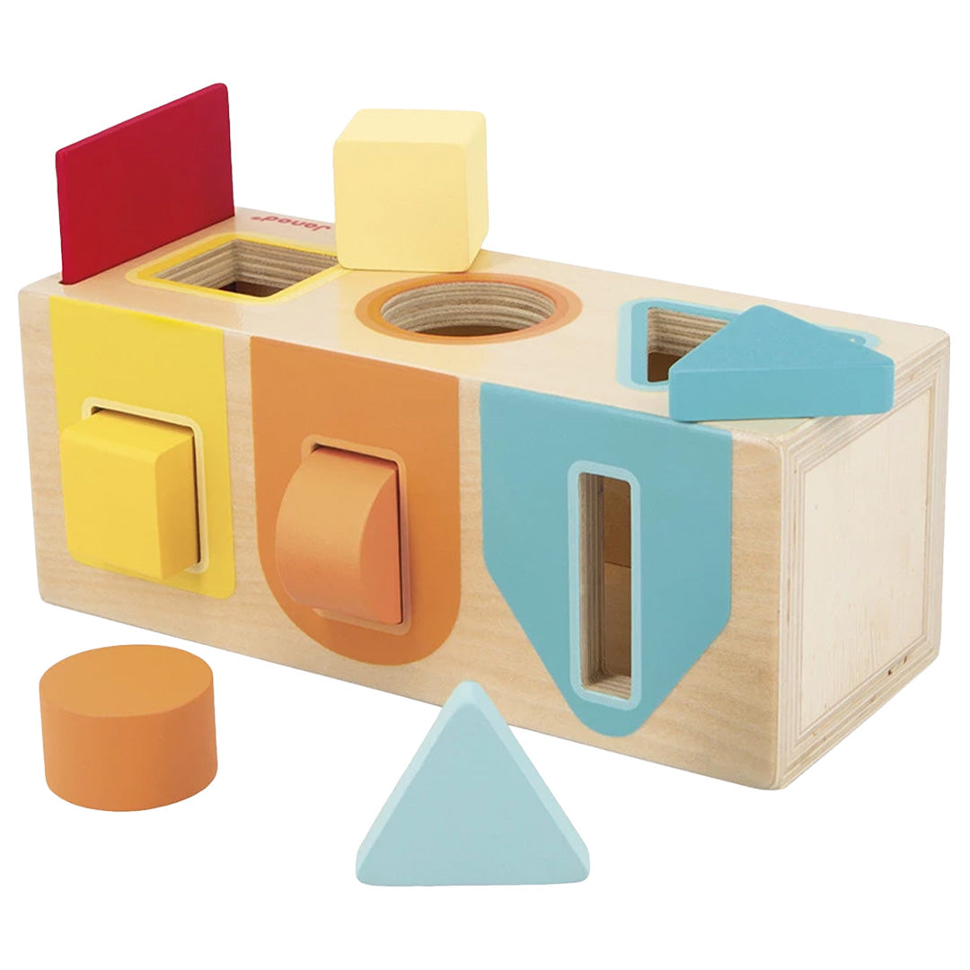 Janod houten vormenstoof met kleurrijke geometrische vormen, waarvan enkele op de bovenkant liggen.