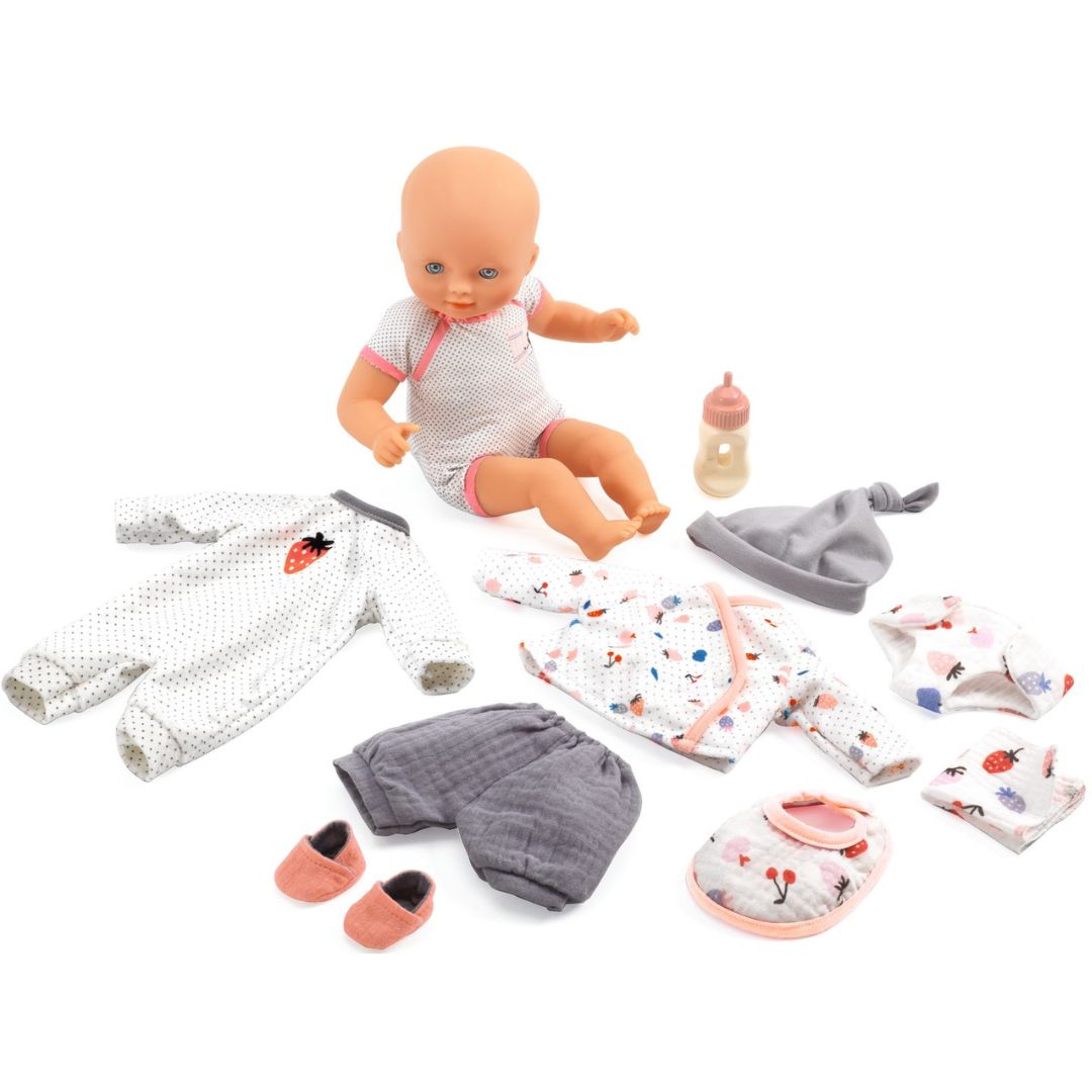 Djeco Pomea babypop met losse kledingset en accessoires