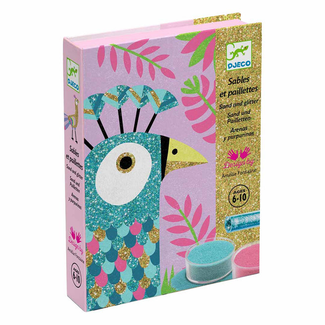 Schuine weergave van de Djeco hobbyset verpakking met een glitterende pauwenkop en bladeren.