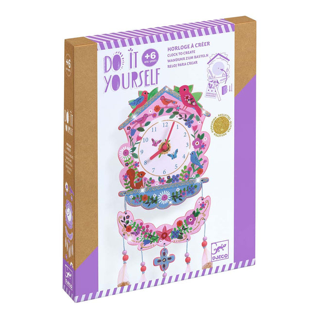 Djeco knutselset voor een roze koekoeksklok met dieren- en bloemenpatroon, getoond in de verpakking.