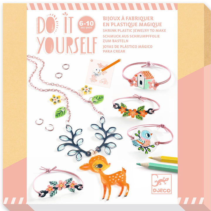 Djeco 'Do It Yourself' sieradenset verpakking met voorbeelden van een ketting met hertje en armbandjes met vogels, bloemen en een huisje.