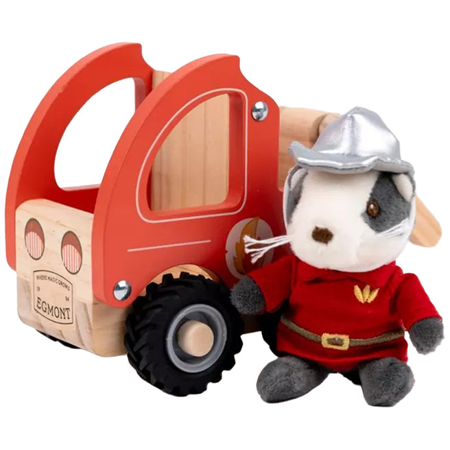 Egmont Toys houten brandweerwagen met een knuffeldas in brandweeruniform ernaast.