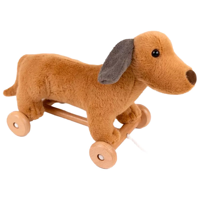 Egmont Toys bruine pluche teckel trekfiguur op houten wielen, schuin van voren.