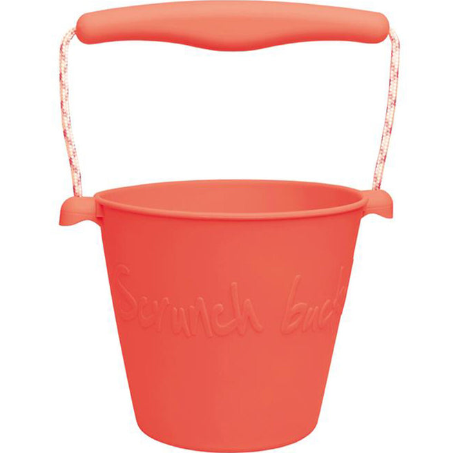 Funkit Scrunch emmer van koraalkleurig siliconen met de tekst 'Scrunch bucket' op de zijkant.