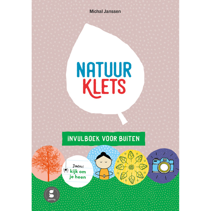 De voorkant van het gezinnig invulboek Natuur Klets met een groot wit blad en illustraties van natuuractiviteiten.