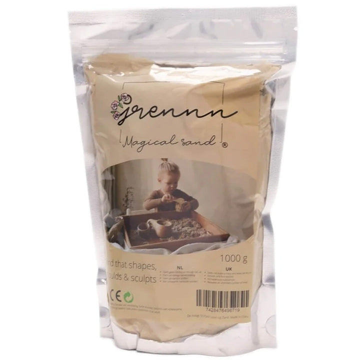 grennn kinetisch zand verpakking van 1 kg met een afbeelding van een spelend kind.