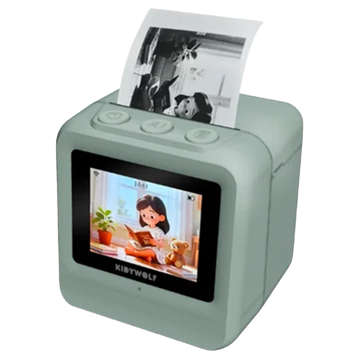 Kidywolf Kidyprinter AI speelgoedprinter in het groen, schuin gefotografeerd, met een zwart-wit foto die uit de bovenkant komt.