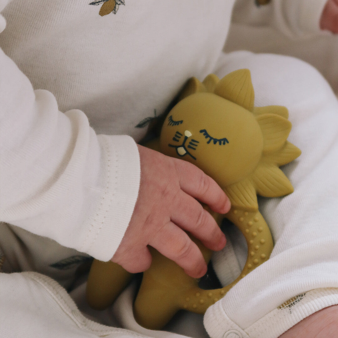 konges sløjd bijtspeeltje leeuw - mustard | KS1223 LION MUSTARD | 2