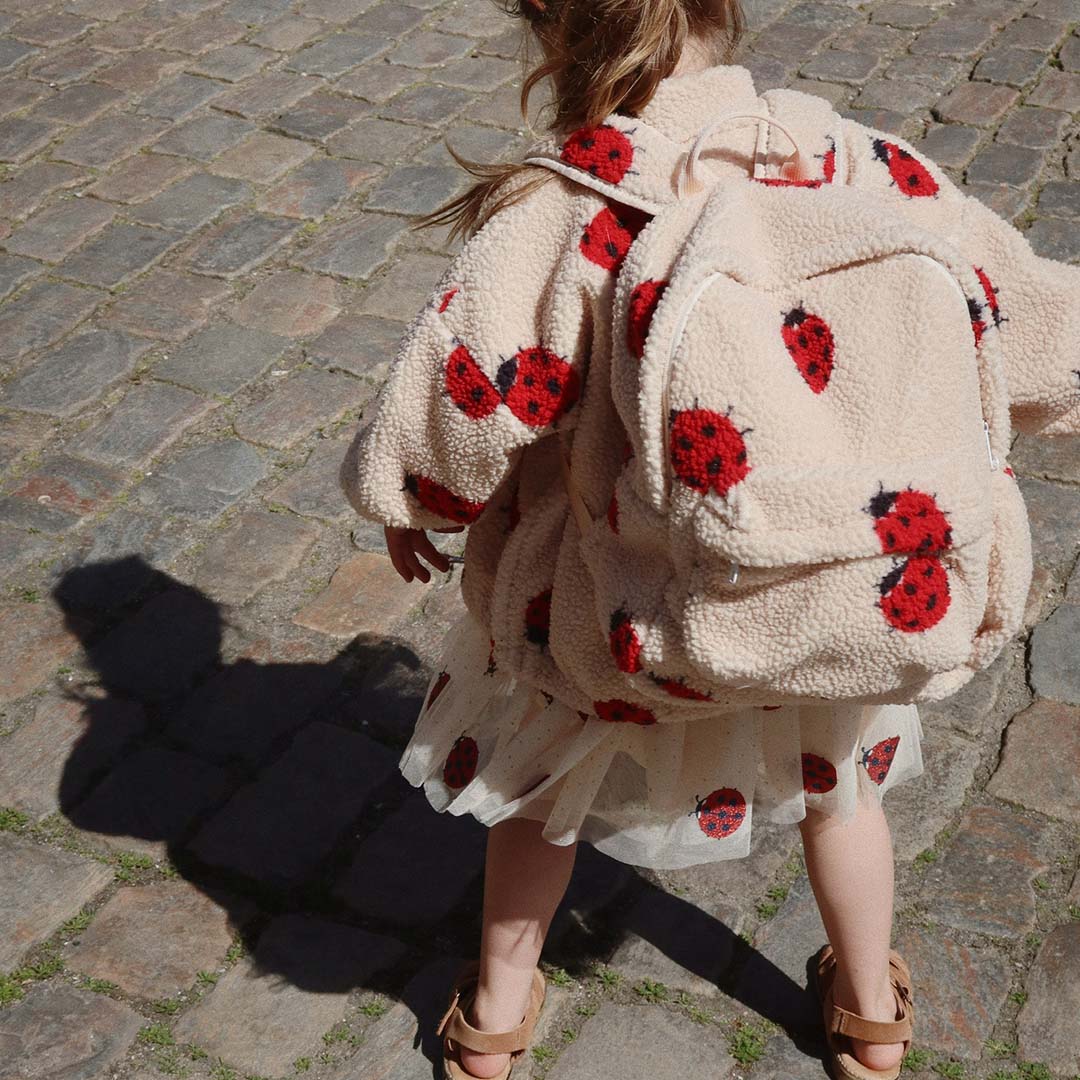 konges sløjd kleuterrugzak jody teddy - ladybug sand - 34 cm  | KS102604-LADYBUG-SAND | 2