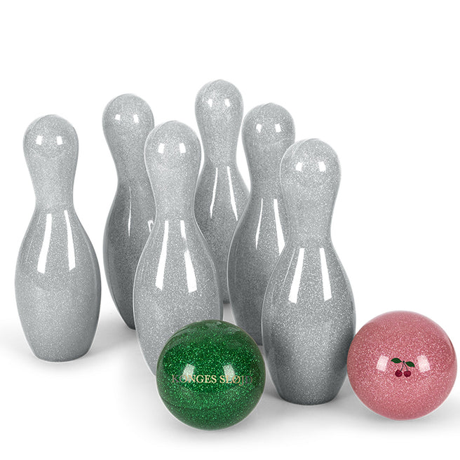 Konges Sløjd kegelspel met zes glitter zilveren kegels en twee glitter ballen, een groene en een roze.