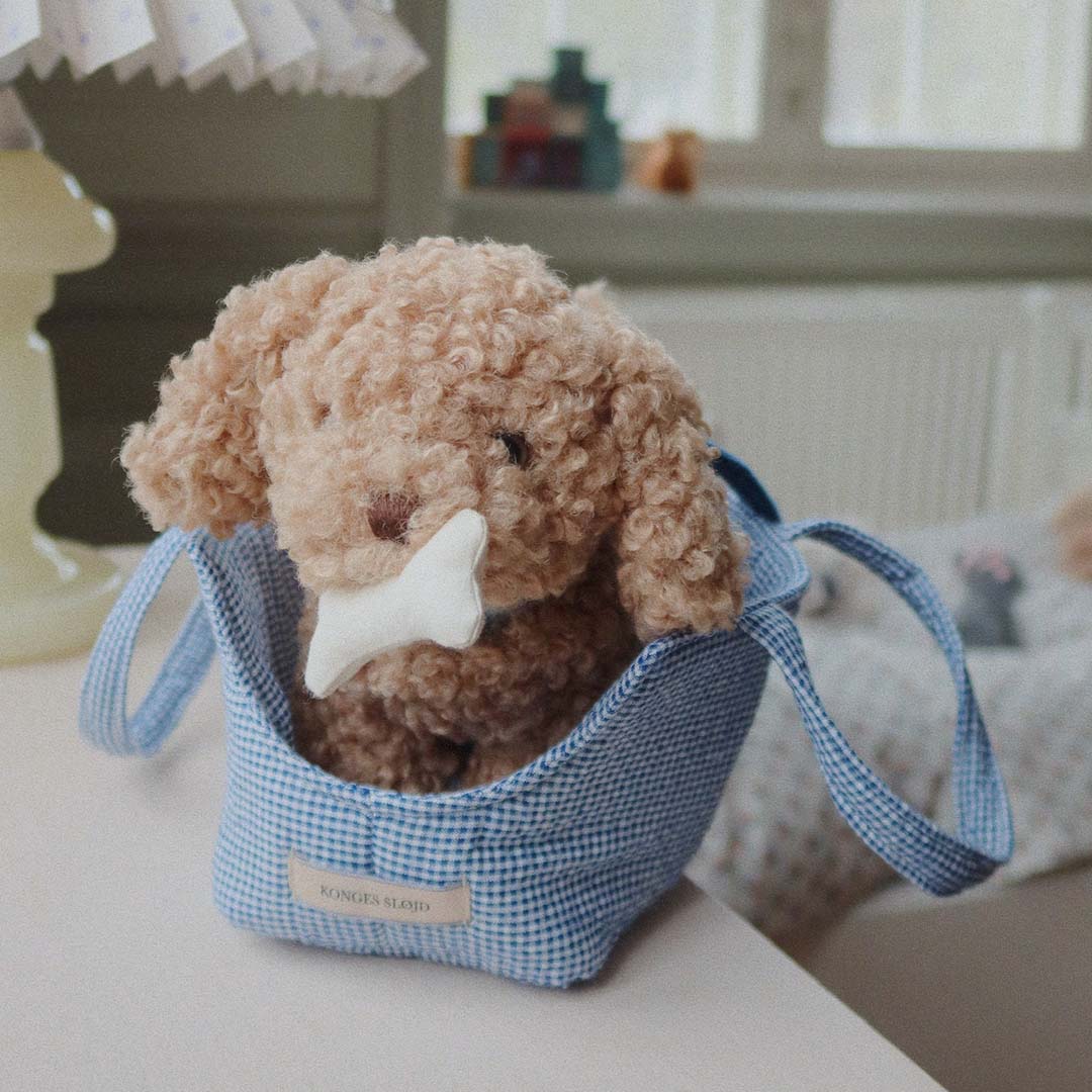 konges sløjd knuffelpuppy met draagtas - lulu - 21 cm | KS104354 | 1