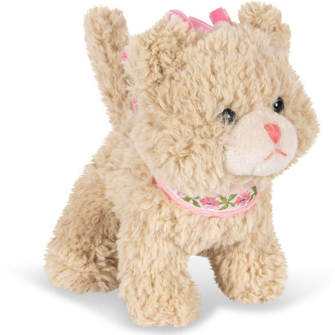 Konges Sløjd beige knuffelpoes met roze strik en gebloemde halsband, schuin van voren gefotografeerd.