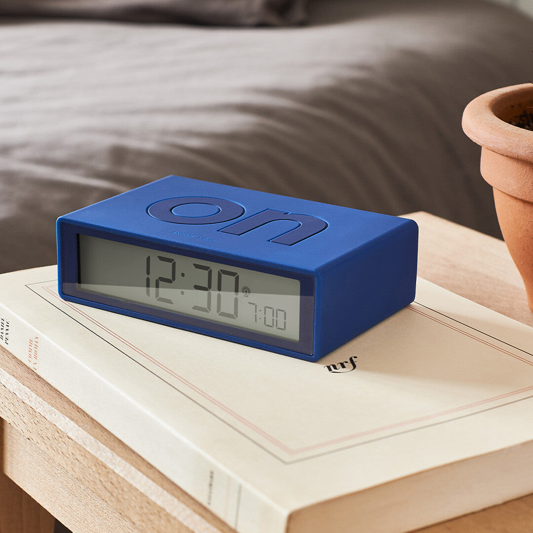 lexon flip classic digitale wekker - dark blue | LR157DB9 | 1
