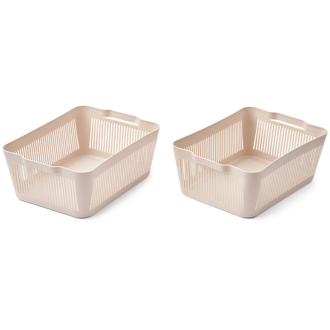 Twee beige Liewood opbergbakken met gestreepte zijkanten, schuin gefotografeerd.