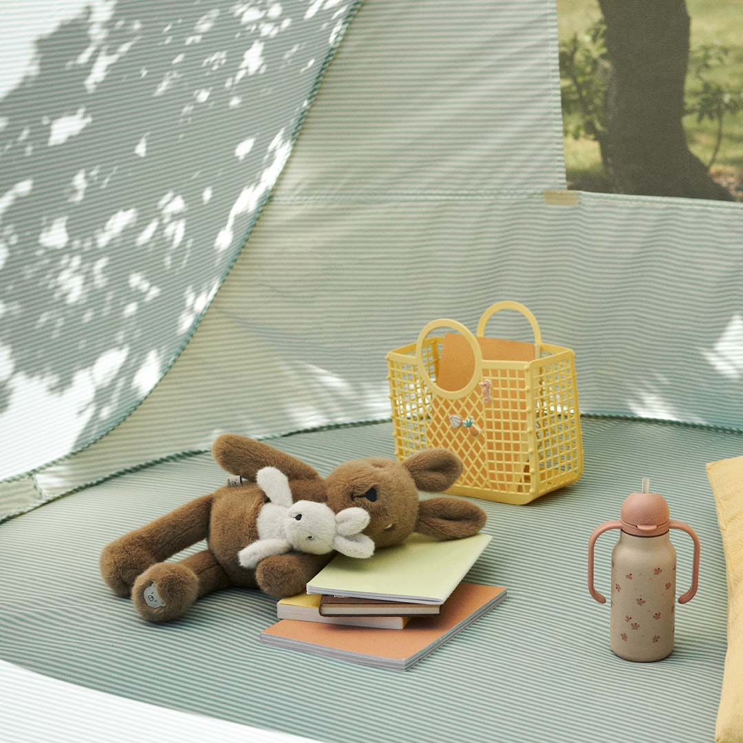 liewood knuffelkangoeroe met baby kelly - dune - 31 cm | LW20524 | 3