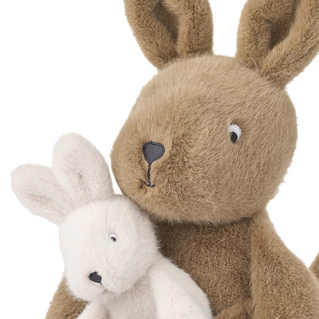 liewood knuffelkangoeroe met baby kelly - dune - 31 cm | LW20524 | 5