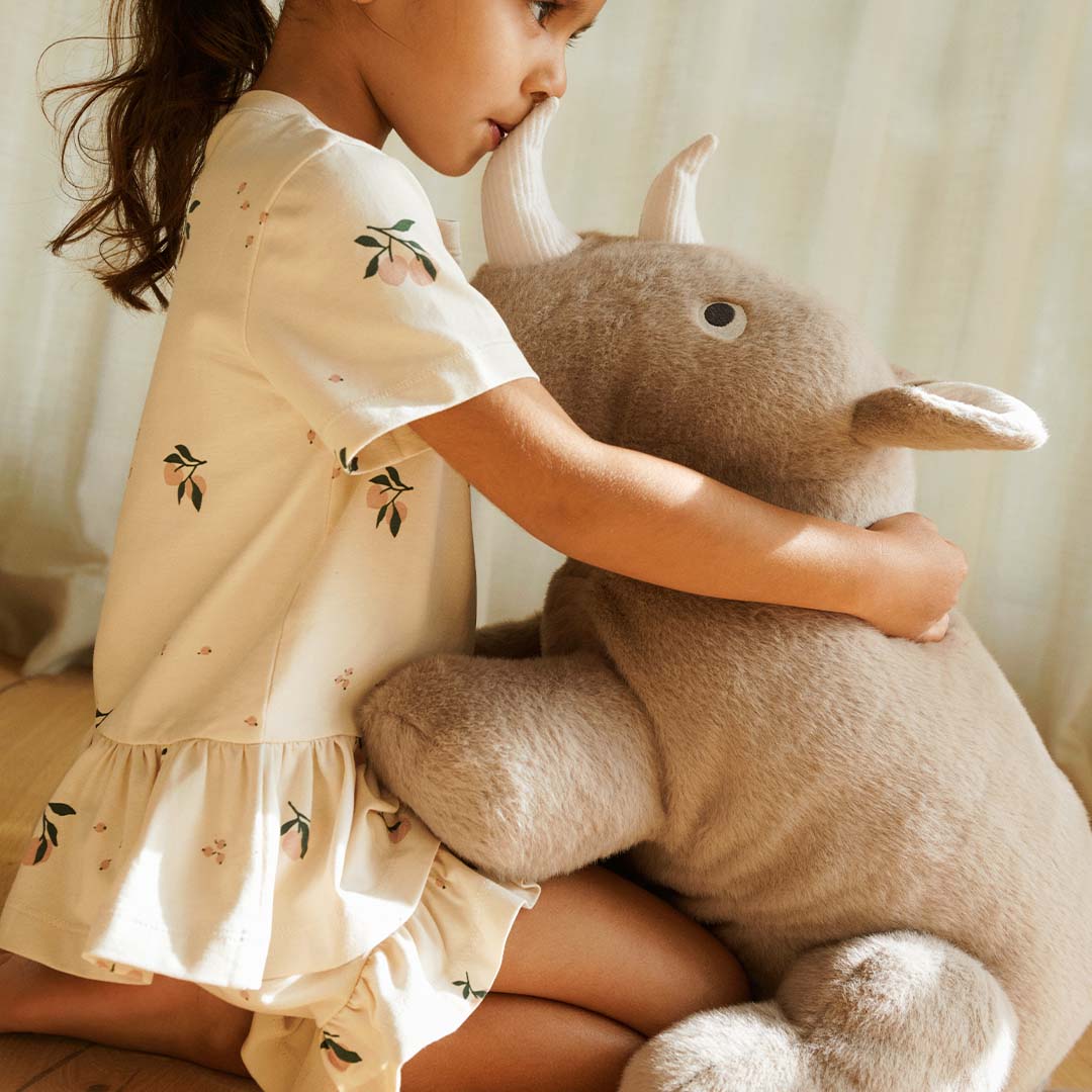 liewood knuffelneushoorn barnaby - stone beige - 66 cm | LW20521 | 2