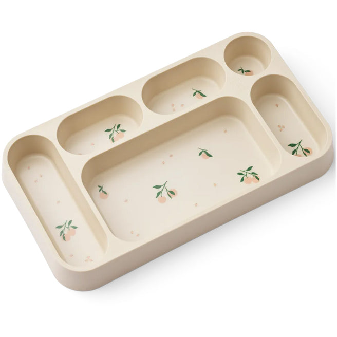 Liewood kinderbord met vakken van beige plastic met een perzikjespatroon.