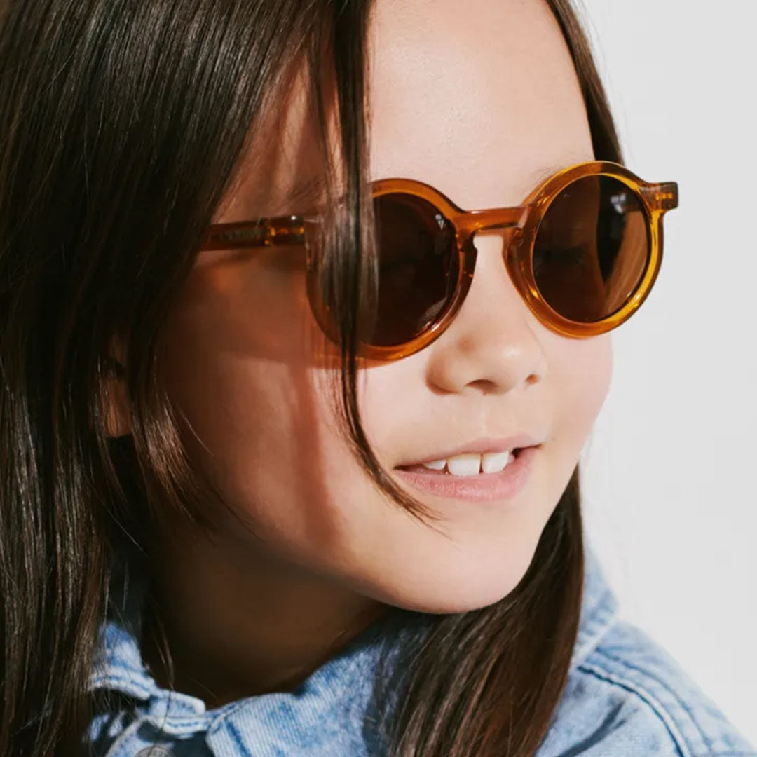 liewood kinderzonnebril darla - mustard transparent - 4-10 jaar | LW20087-2495 | 2