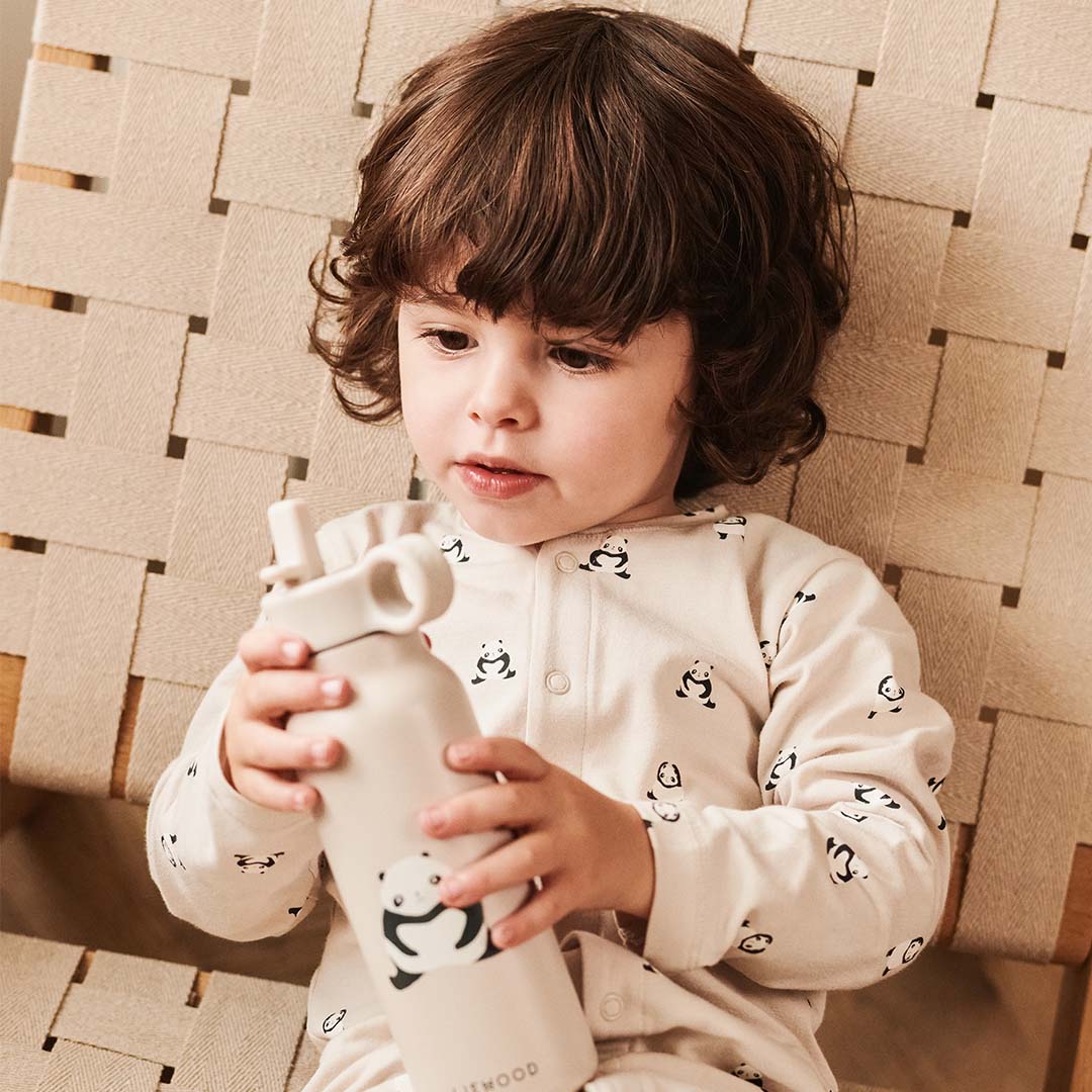 liewood rvs thermosfles falk kind met fles in de hand | LW19617-2606 | 5